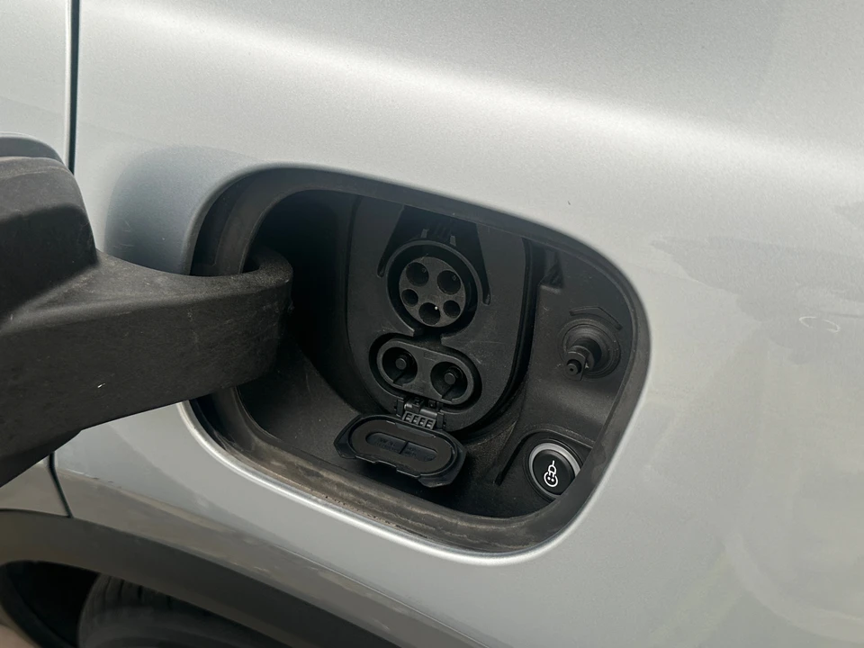 2025 Porsche Macan Electric - Image 10 of 31