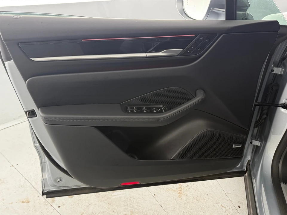 2025 Porsche Macan Electric - Image 3 of 31