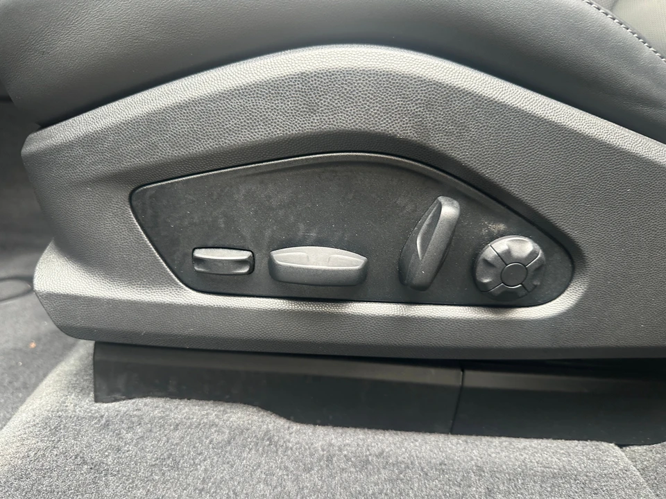 2025 Porsche Macan Electric - Image 11 of 31