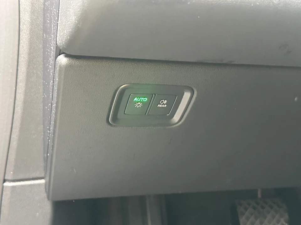 2025 Porsche Macan Electric - Image 12 of 31