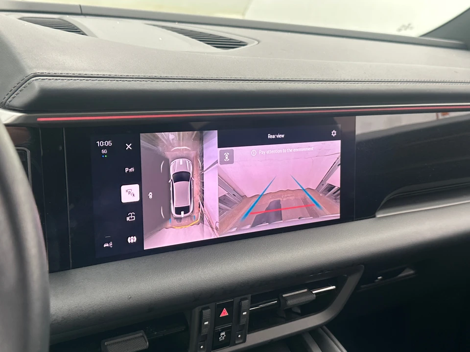 2025 Porsche Macan Electric - Image 16 of 31