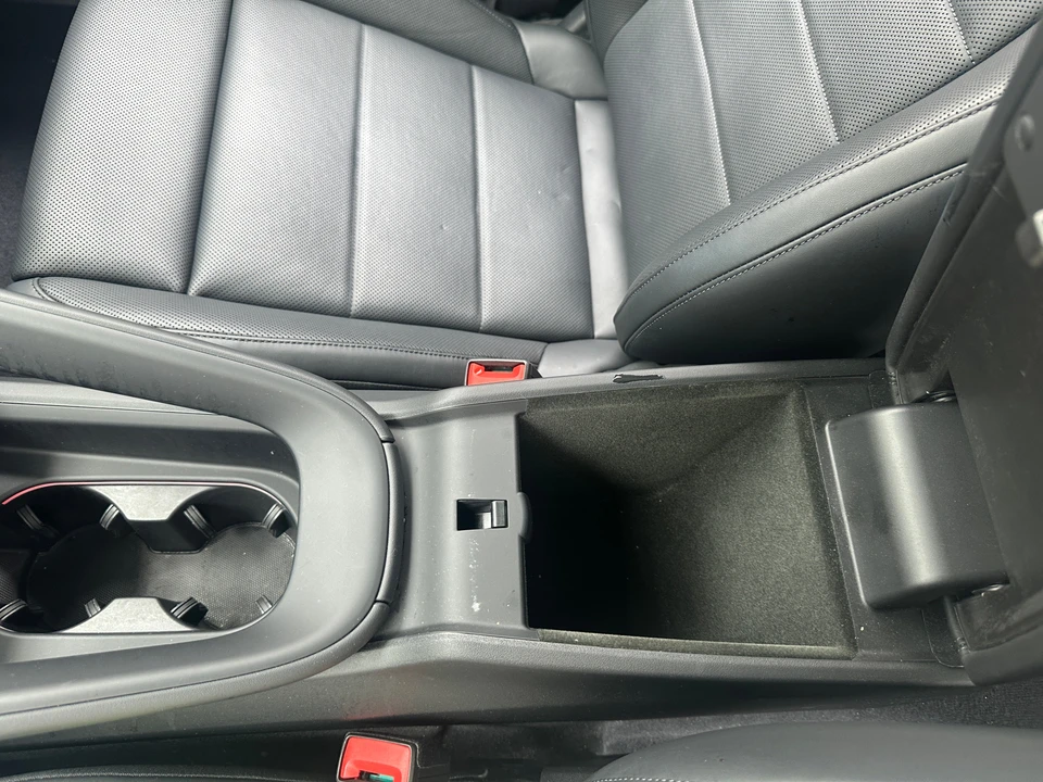 2025 Porsche Macan Electric - Image 17 of 31