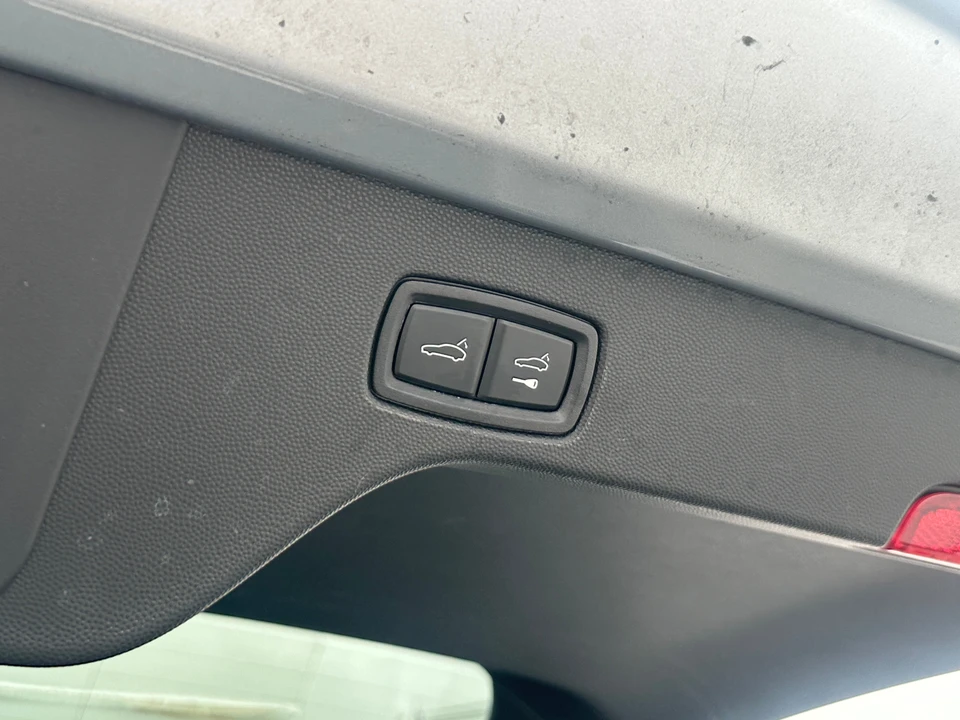 2025 Porsche Macan Electric - Image 19 of 31