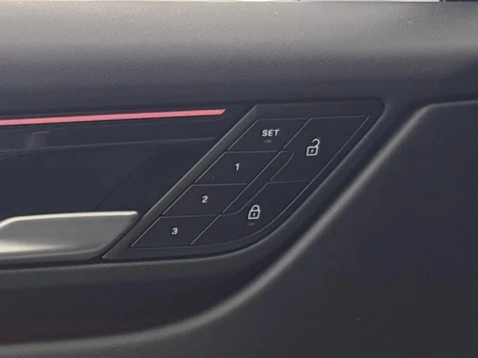 2025 Porsche Macan Electric - Image 23 of 31