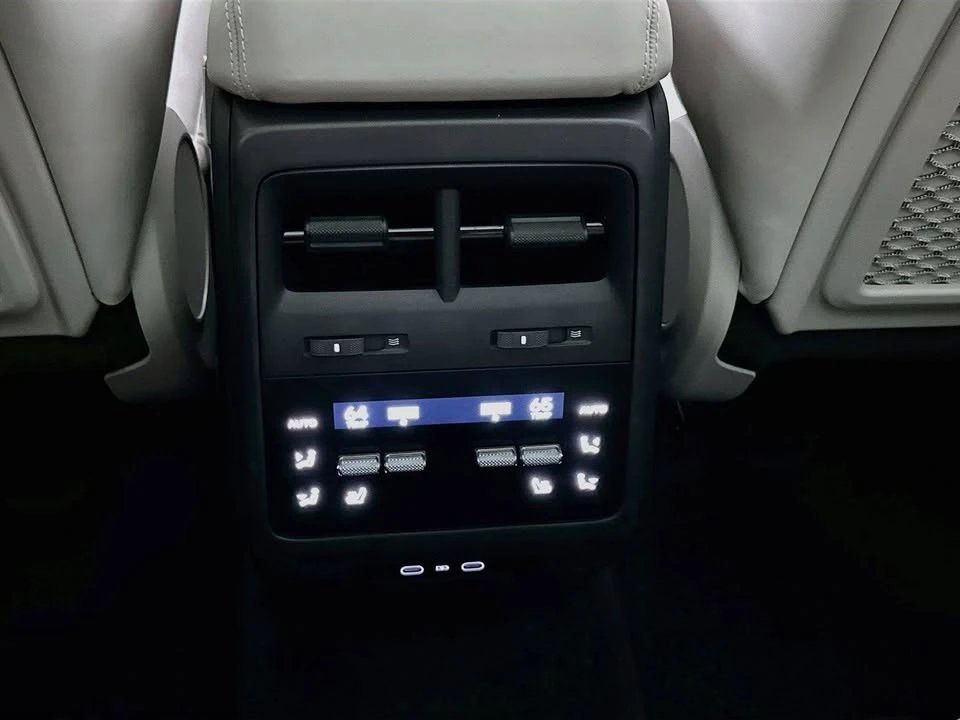 2025 Porsche Macan Electric - Image 17 of 19