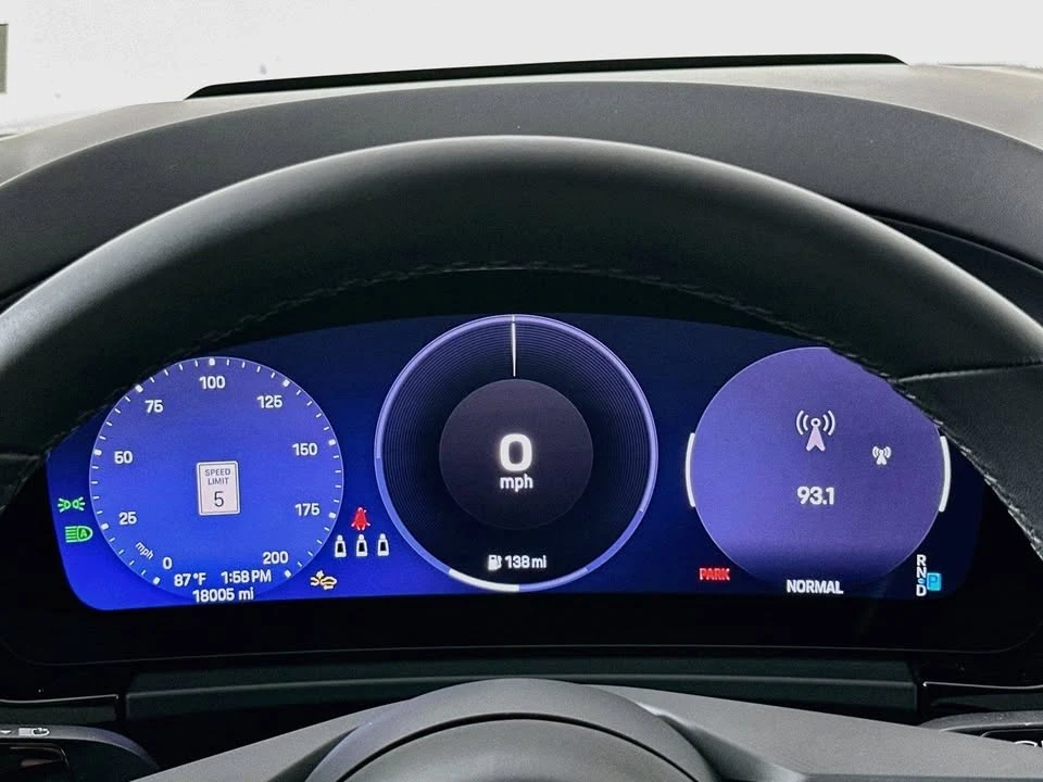 2025 Porsche Macan Electric - Image 9 of 19