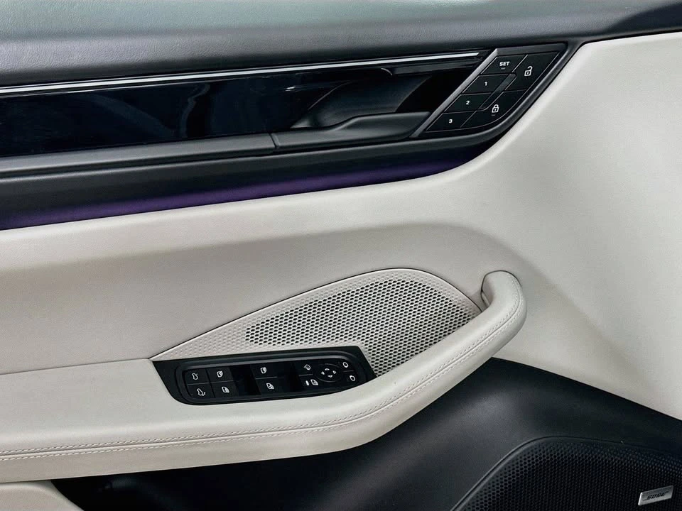 2025 Porsche Macan Electric - Image 12 of 19