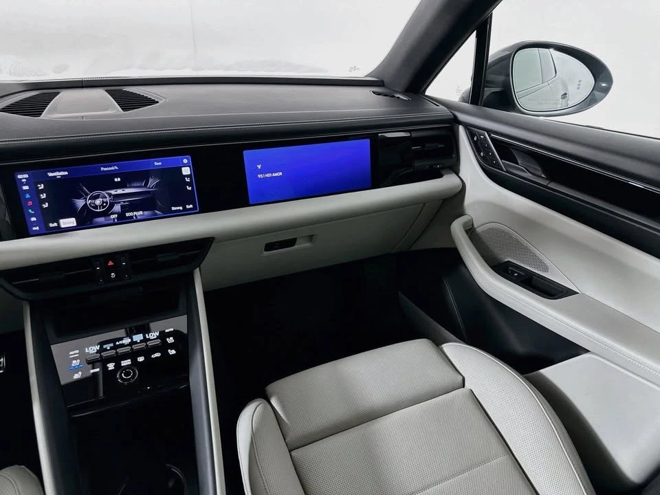 2025 Porsche Macan Electric - Image 15 of 19