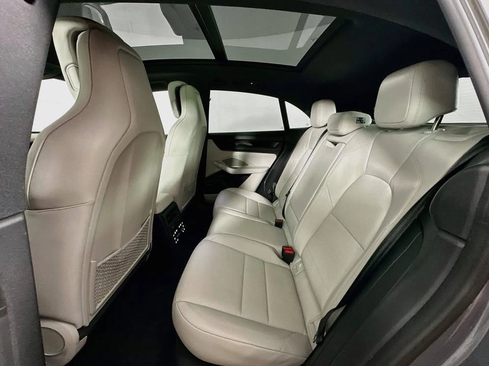 2025 Porsche Macan Electric - Image 16 of 19