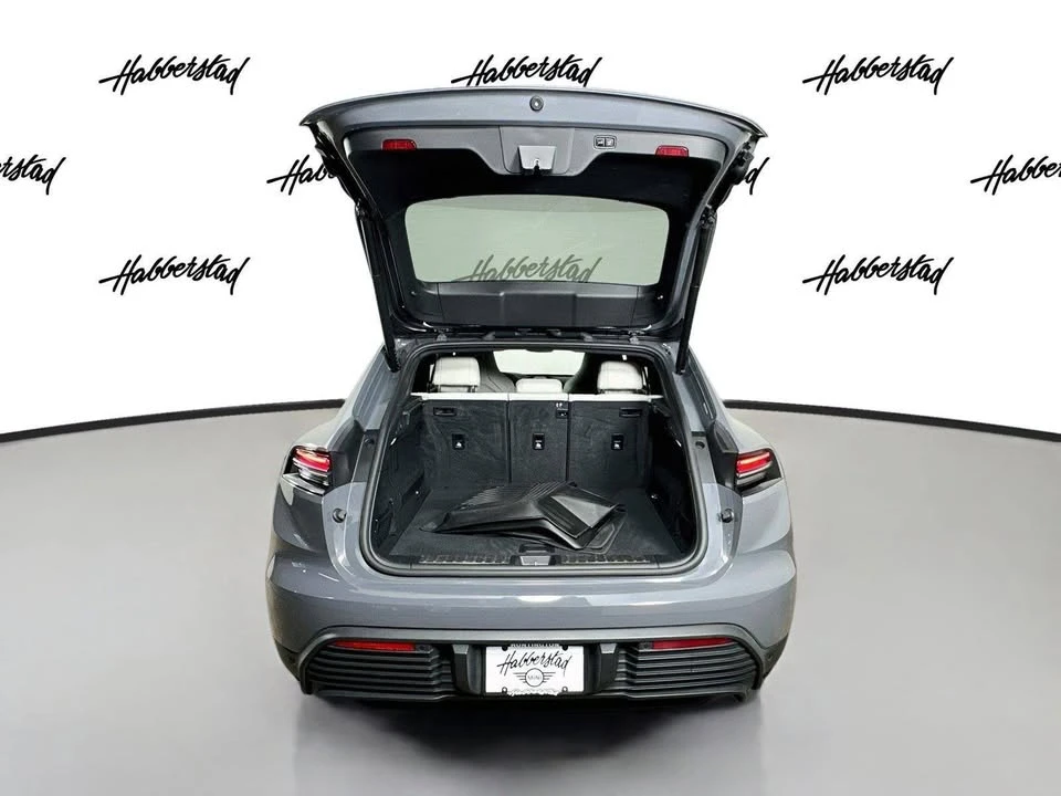 2025 Porsche Macan Electric - Image 18 of 19