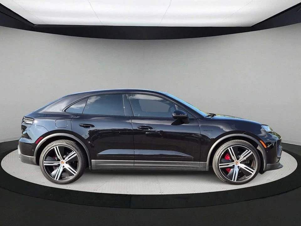 2025 Porsche Macan Electric - Image 9 of 20