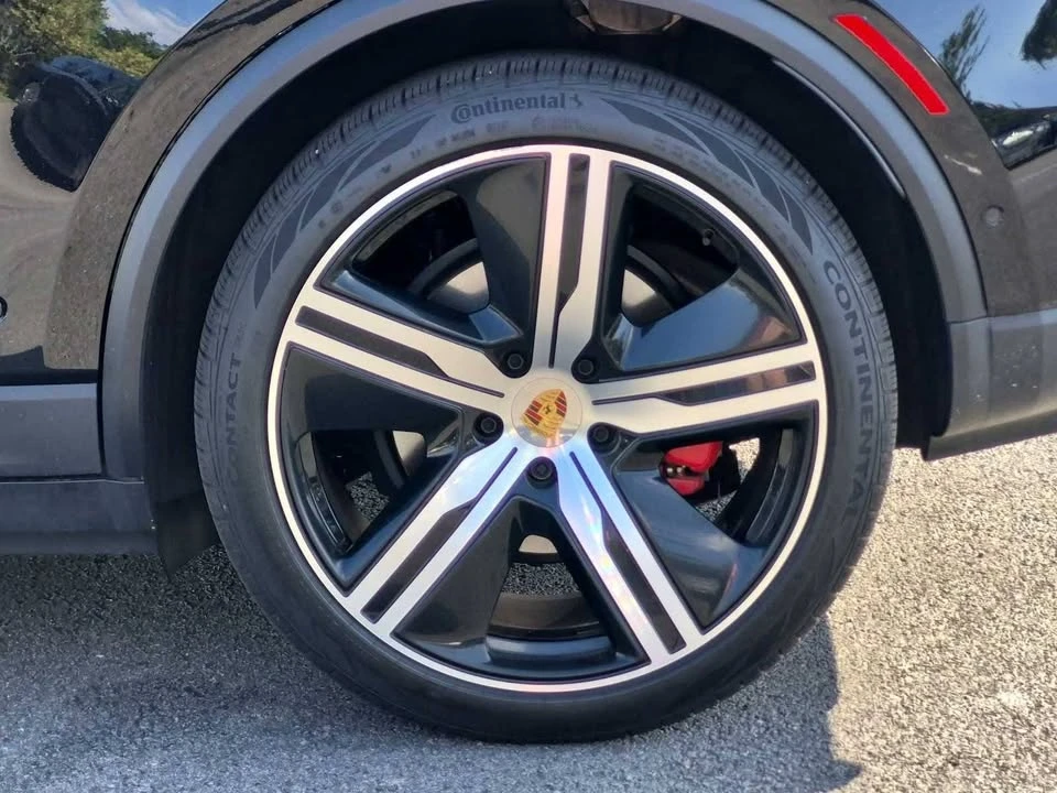 2025 Porsche Macan Electric - Image 14 of 20