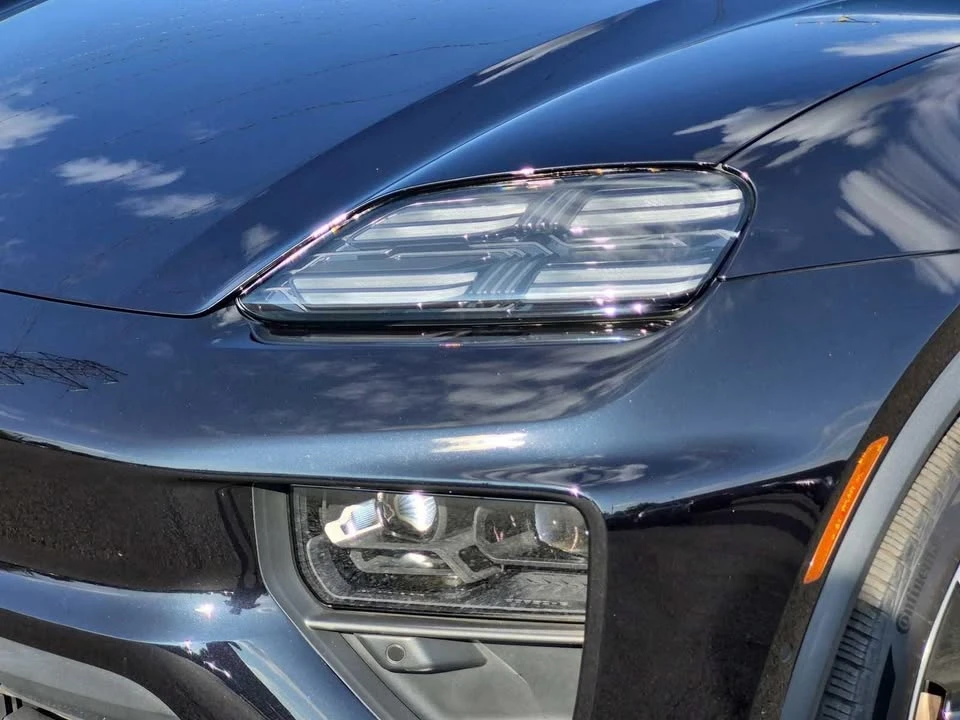 2025 Porsche Macan Electric - Image 11 of 20