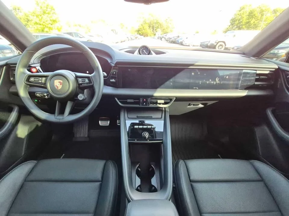 2025 Porsche Macan Electric - Image 15 of 20