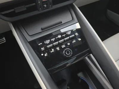 2025 Porsche Macan Electric - Image 10 of 15