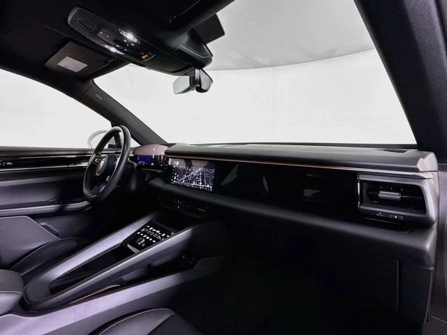 2025 Porsche Macan Electric - Image 17 of 20