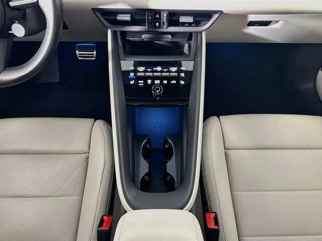 2025 Porsche Macan Electric - Image 16 of 20