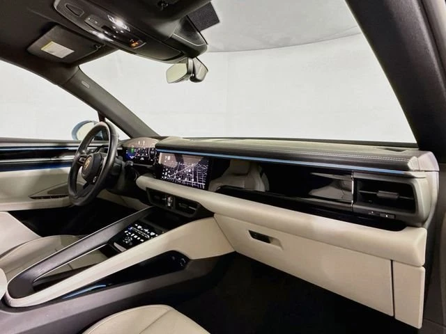 2025 Porsche Macan Electric - Image 17 of 20