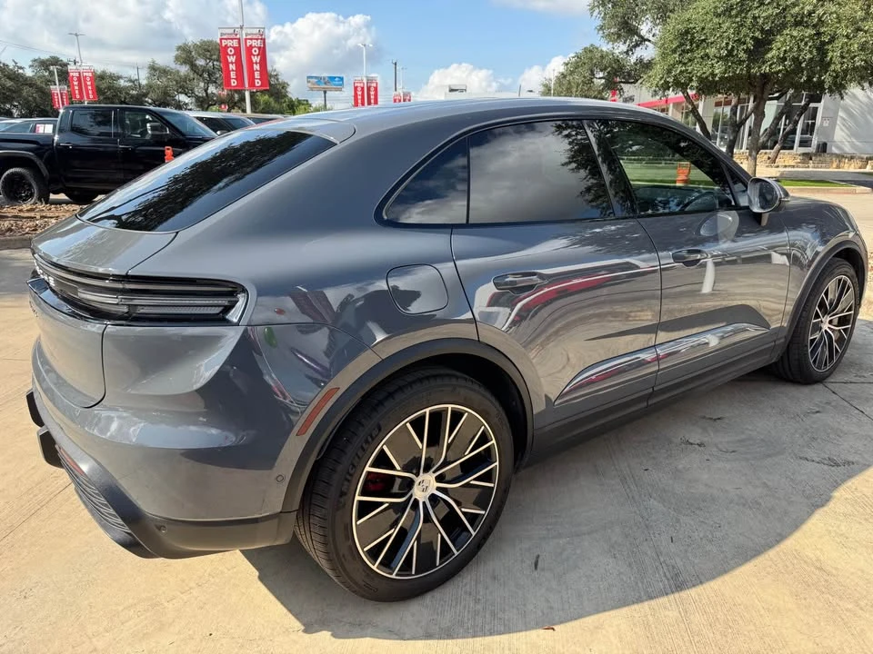2025 Porsche Macan Electric - Image 3 of 8