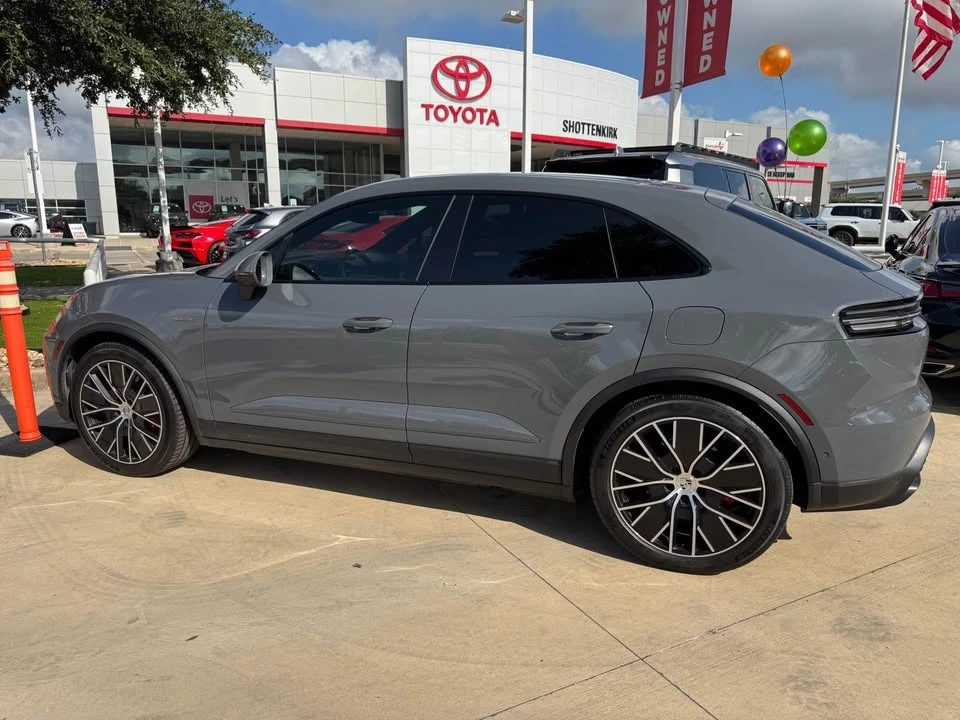 2025 Porsche Macan Electric - Image 7 of 8