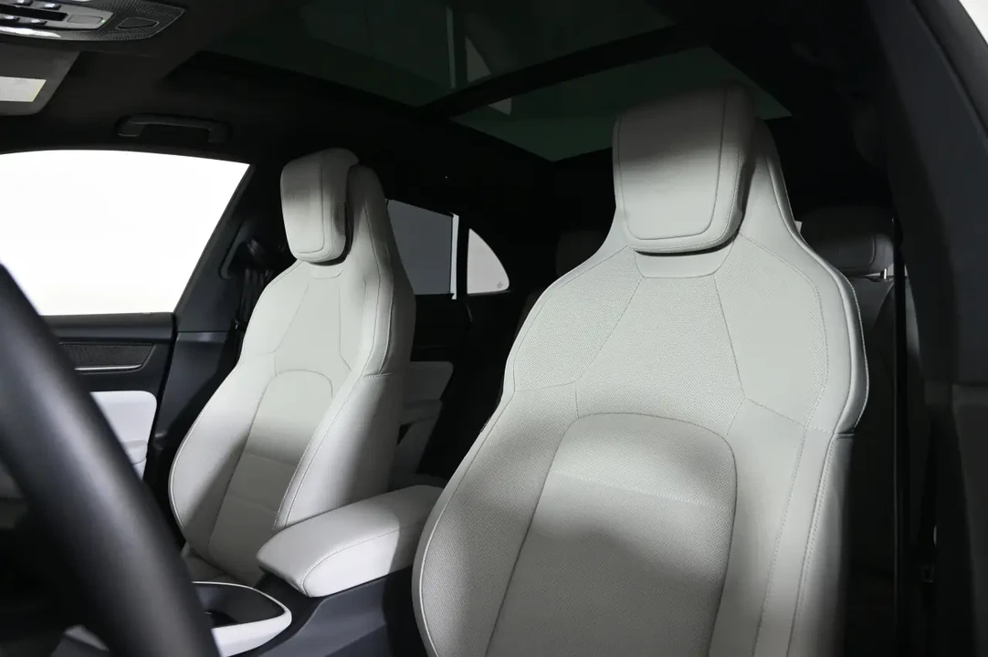 2025 Porsche Macan Electric - Image 5 of 7