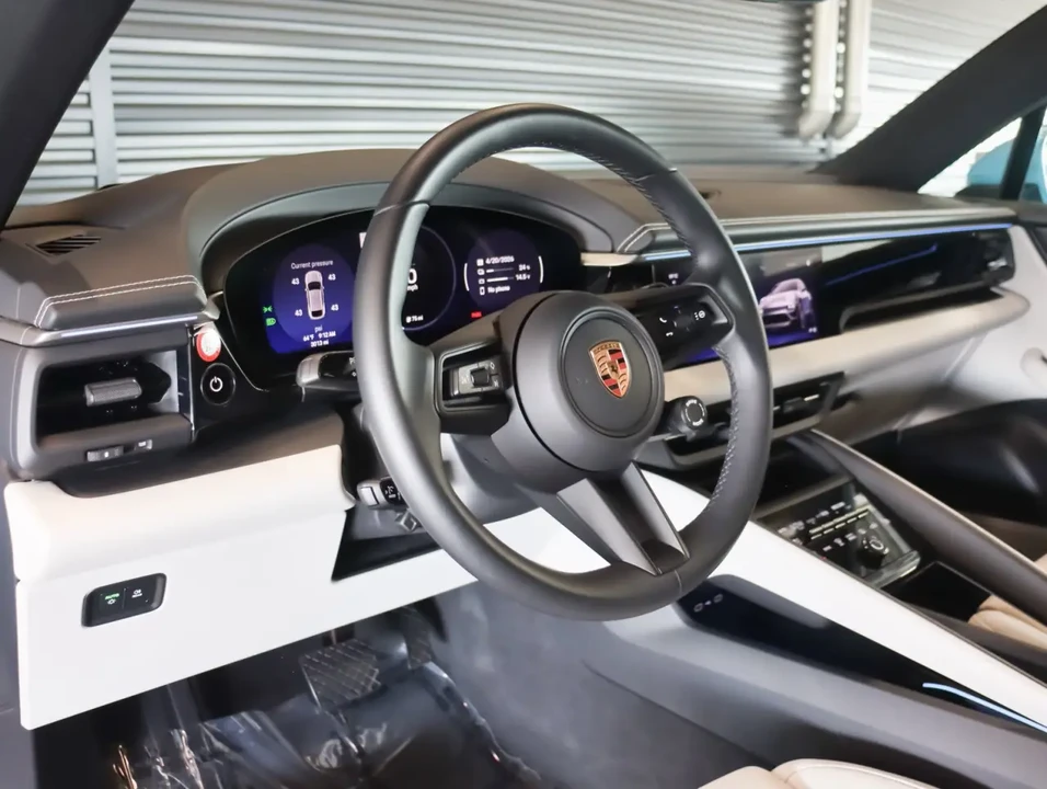 2025 Porsche Macan Electric - Image 4 of 10