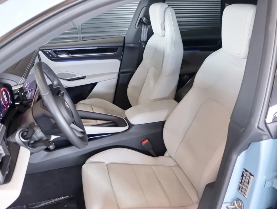 2025 Porsche Macan Electric - Image 5 of 10