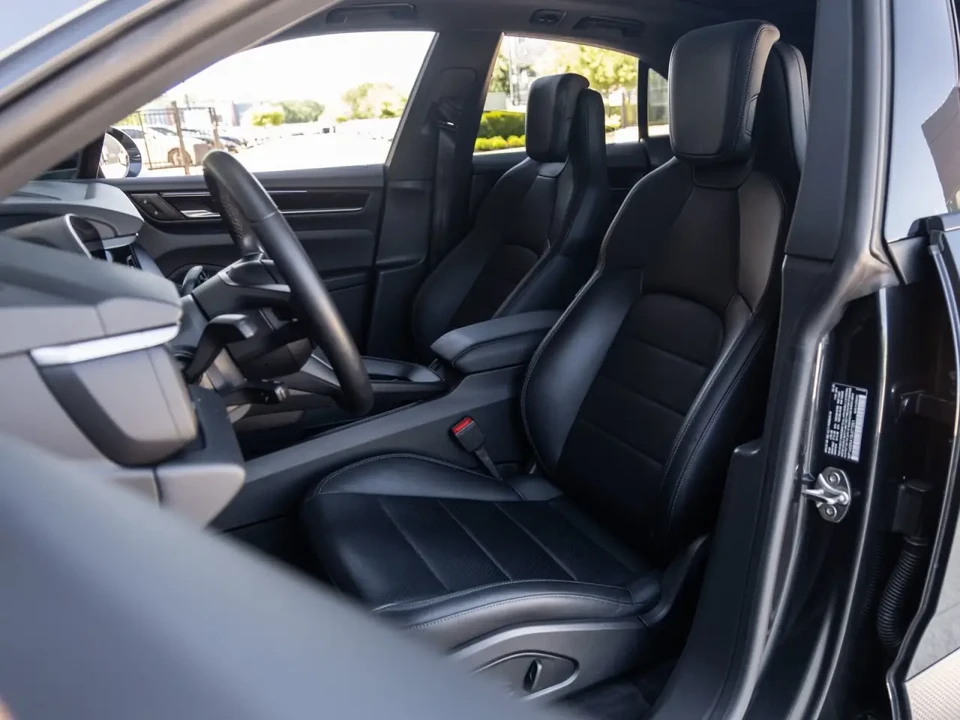2025 Porsche Macan Electric - Image 5 of 9