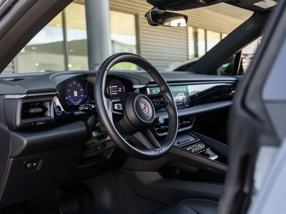 2025 Porsche Macan Electric - Image 4 of 9