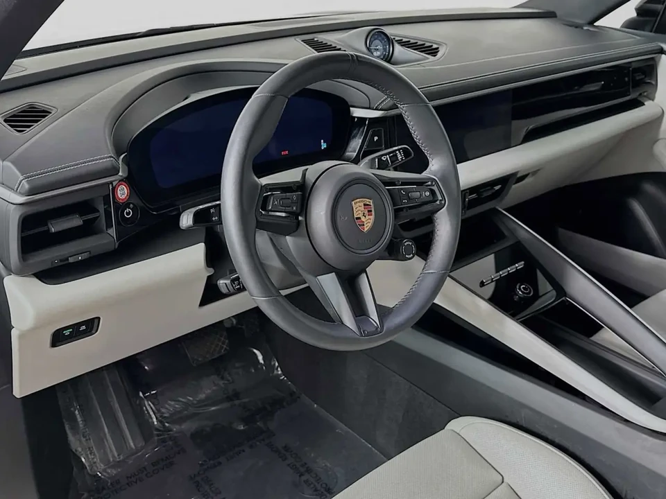 2025 Porsche Macan Electric - Image 4 of 7