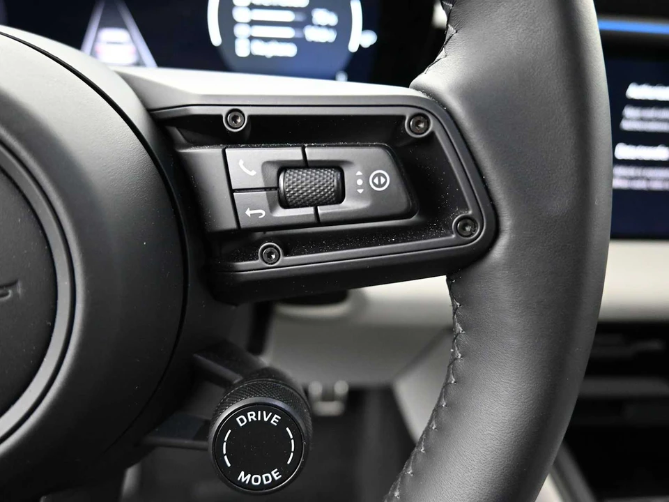 2025 Porsche Macan Electric - Image 10 of 31