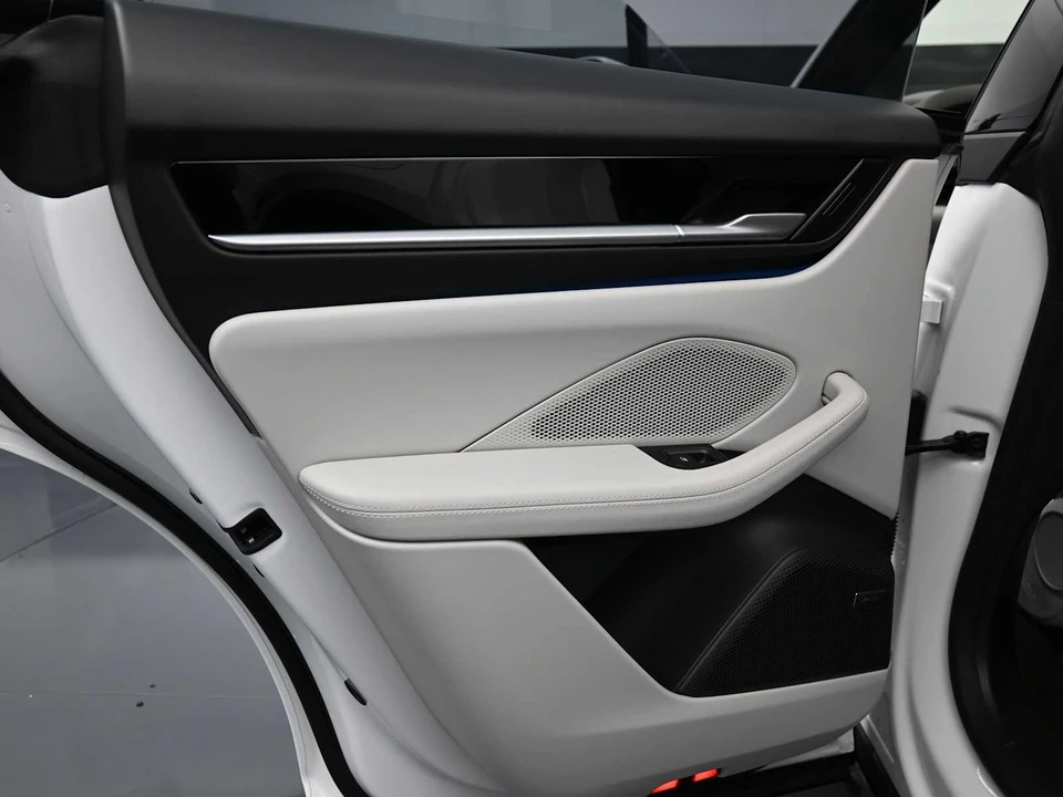 2025 Porsche Macan Electric - Image 20 of 31