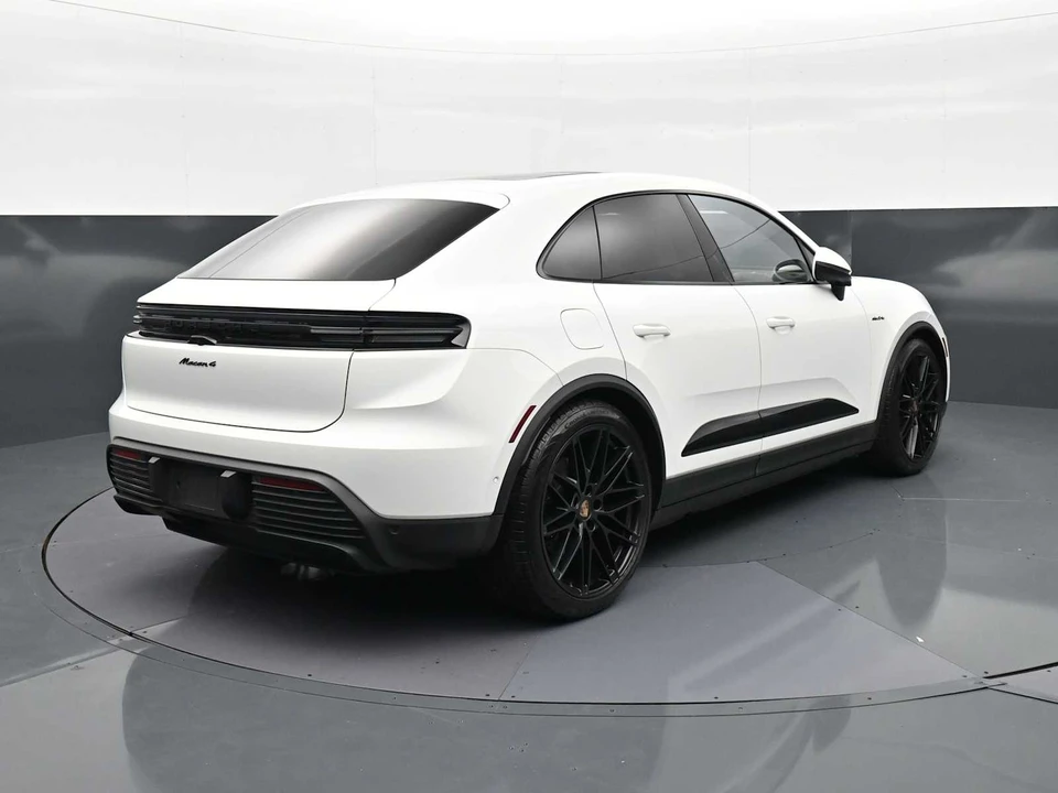 2025 Porsche Macan Electric - Image 29 of 31