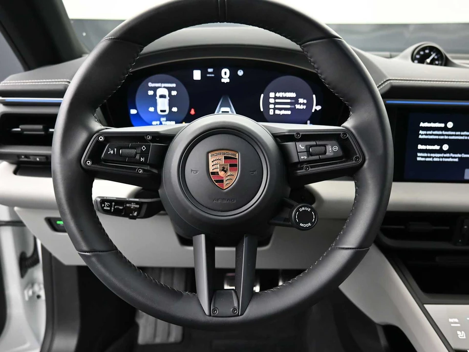 2025 Porsche Macan Electric - Image 9 of 31