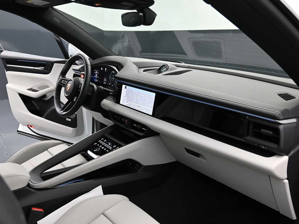 2025 Porsche Macan Electric - Image 24 of 31
