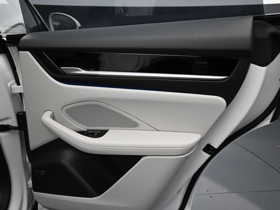 2025 Porsche Macan Electric - Image 23 of 31