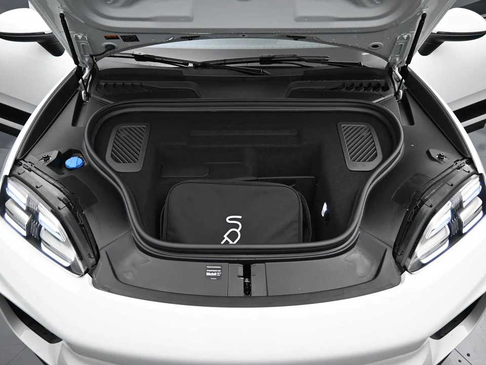 2025 Porsche Macan Electric - Image 26 of 31