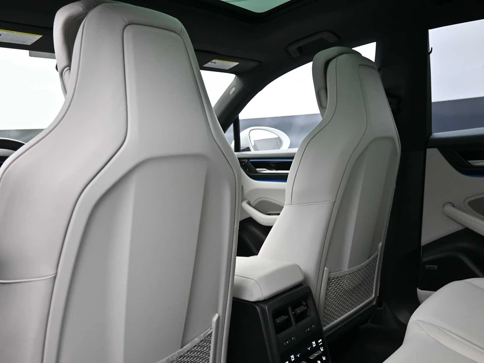 2025 Porsche Macan Electric - Image 19 of 31