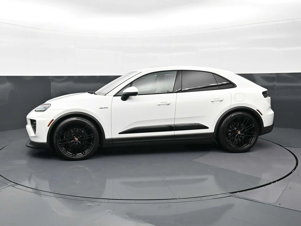 2025 Porsche Macan Electric - Image 2 of 31