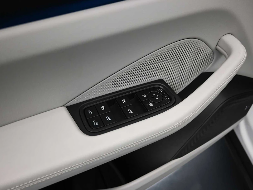 2025 Porsche Macan Electric - Image 8 of 31