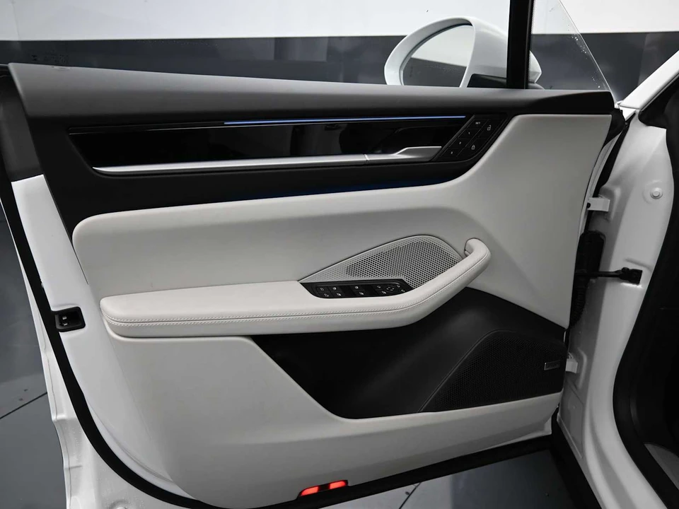 2025 Porsche Macan Electric - Image 7 of 31