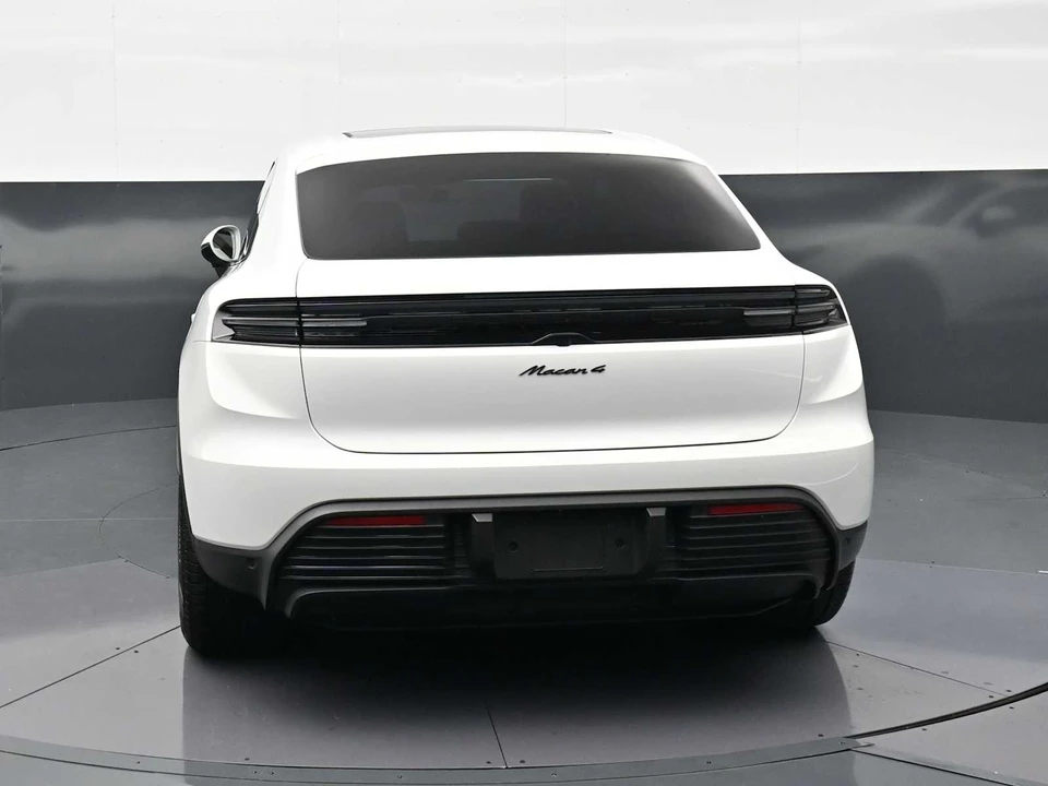 2025 Porsche Macan Electric - Image 28 of 31