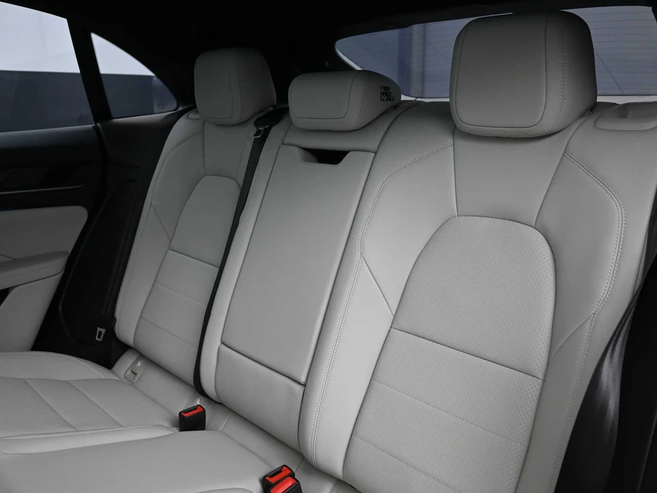 2025 Porsche Macan Electric - Image 18 of 31