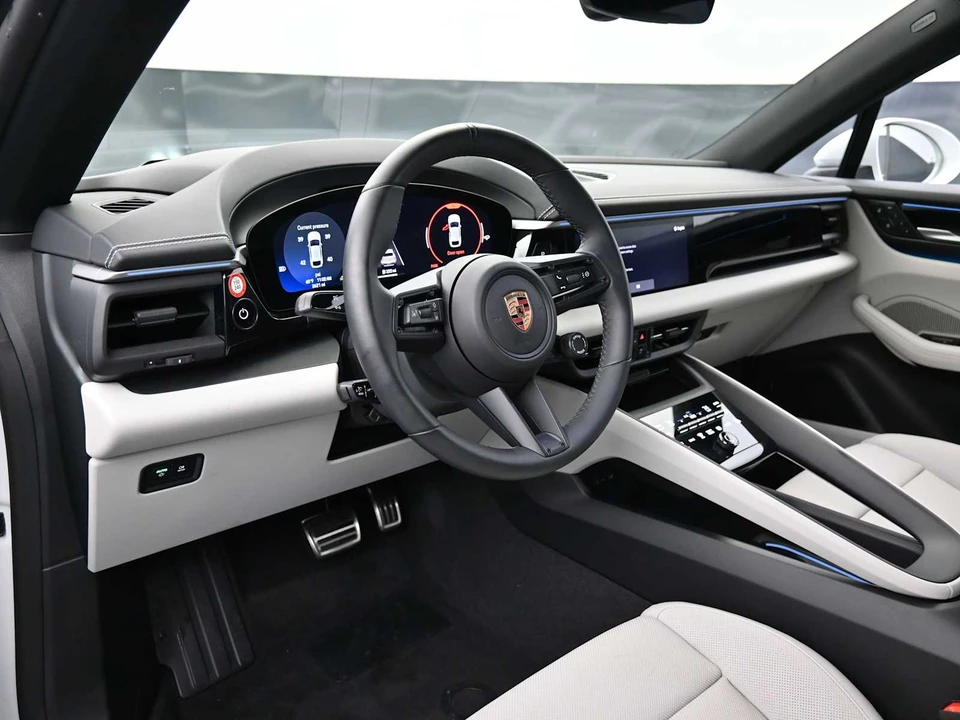 2025 Porsche Macan Electric - Image 4 of 31