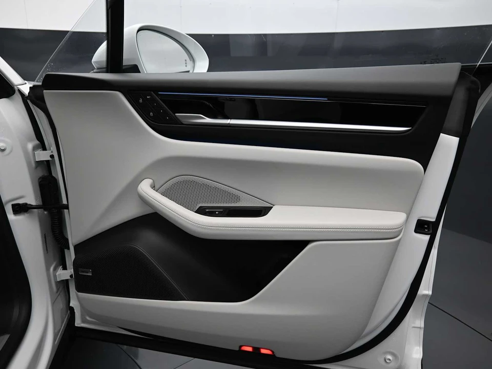 2025 Porsche Macan Electric - Image 25 of 31