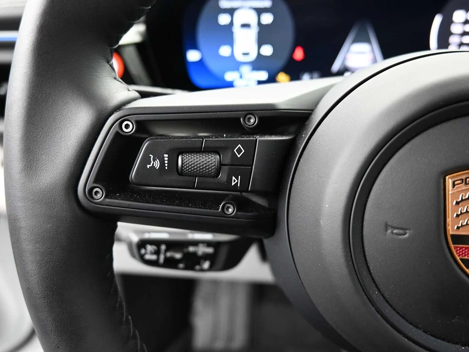 2025 Porsche Macan Electric - Image 11 of 31