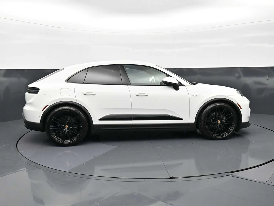 2025 Porsche Macan Electric - Image 30 of 31