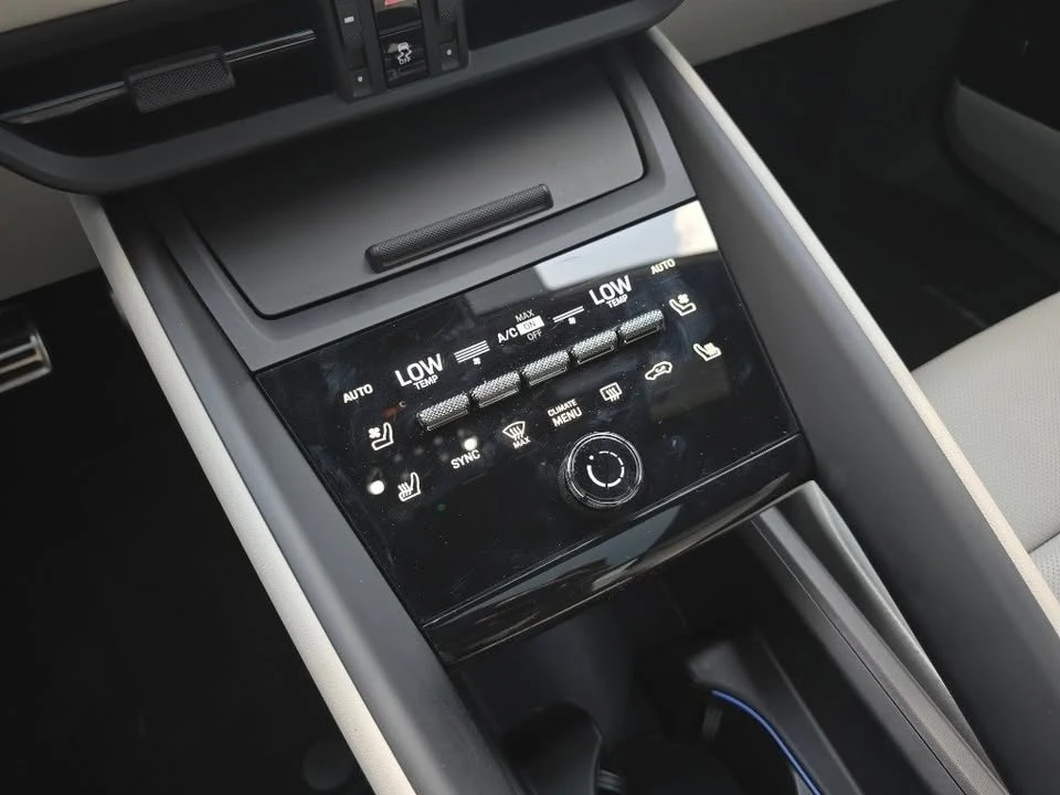 2025 Porsche Macan Electric - Image 10 of 12