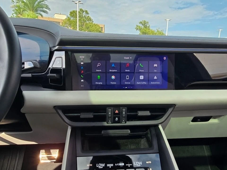 2025 Porsche Macan Electric - Image 9 of 12
