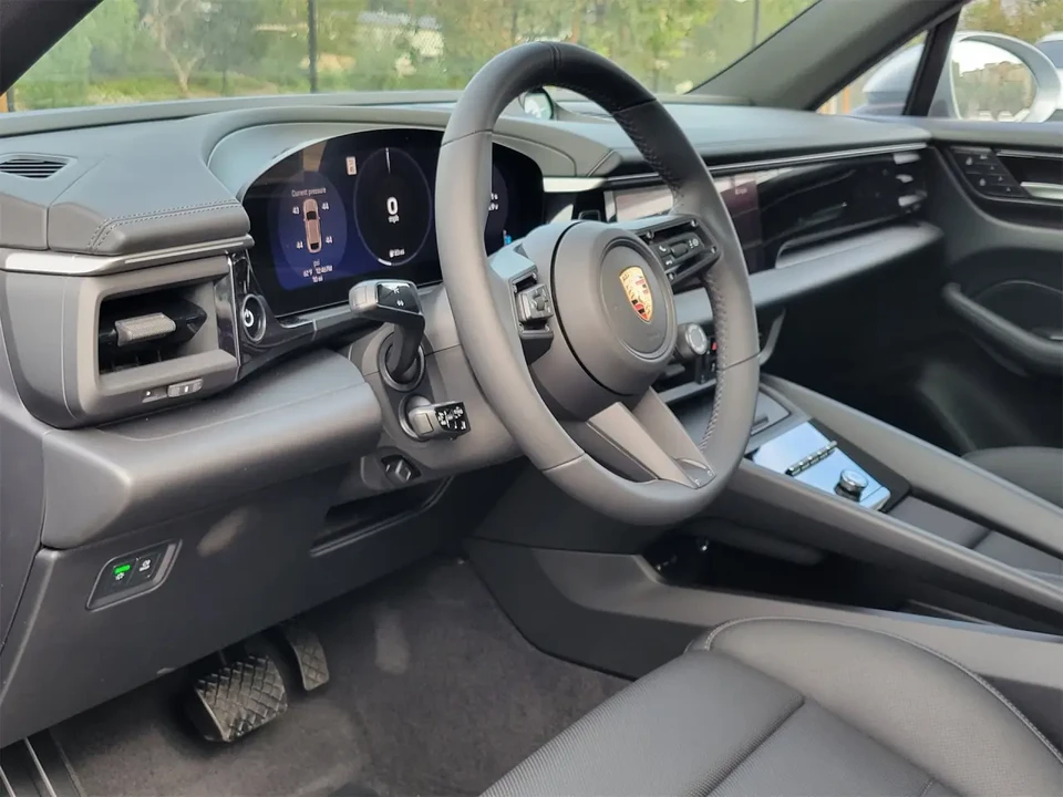 2025 Porsche Macan Electric - Image 4 of 7